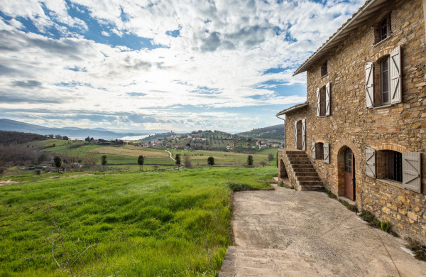 Poggiolungo Estate with view over Trasimeno Lake, Perugia – ...